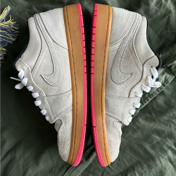 Jordan 1 Low Hyper Pink - Picture 7 of 7